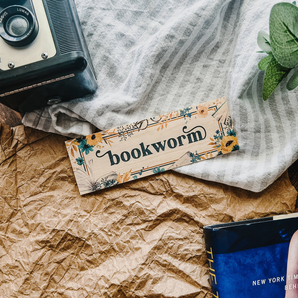 Bookworm wooden bookmark | Sturdy woodmark for readers 